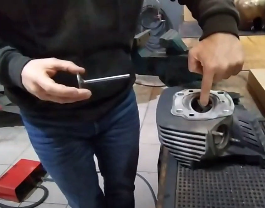 Cómo esmerilar las válvulas y los asientos de válvula