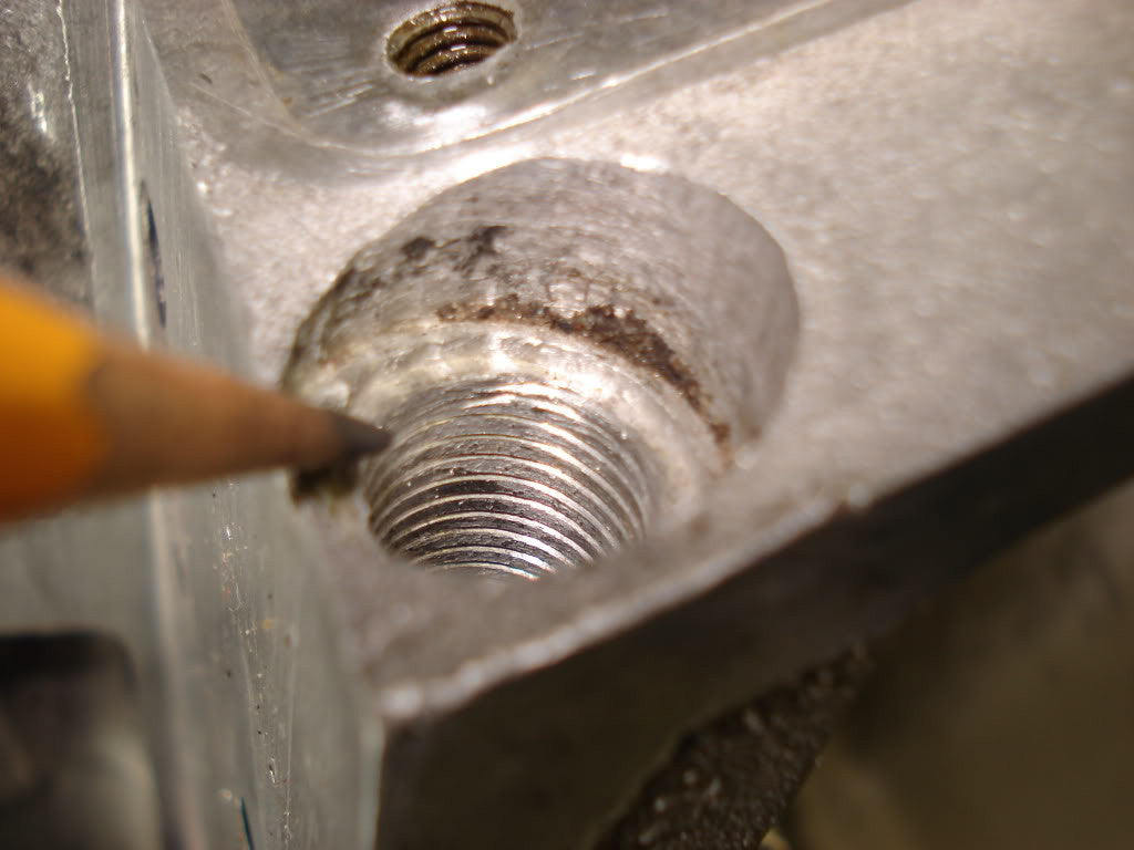 Reparar las roscas dañadas con un kit de reparación de roscas Helicoil