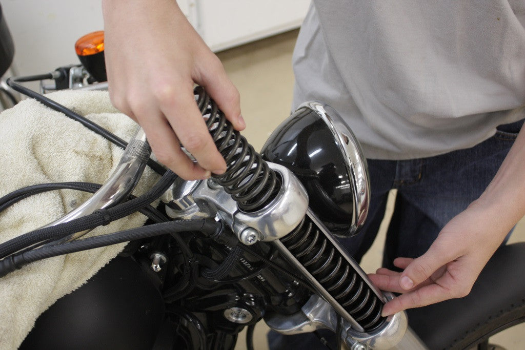Bajar la suspensión delantera: instalación de un kit de suspensión baja para Harley