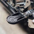 Indian Larry, schwarz eloxierte Fragezeichen-Fußrasten für Harley Davidson