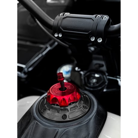 HeinzBikes, tapón de gasolina ventilado 'Performance'. Negro/Rojo