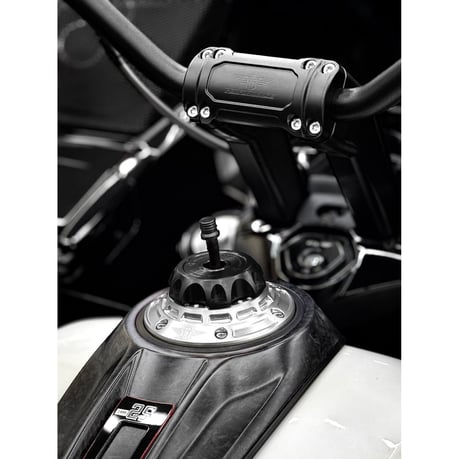 HeinzBikes, tapón de gasolina ventilado 'Performance'. Plata/Negro