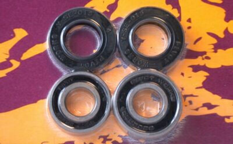 Kit de rodamientos y retenes de rueda trasera PIVOT WORKS PIVOT WORKS PWRWK-Y25-008