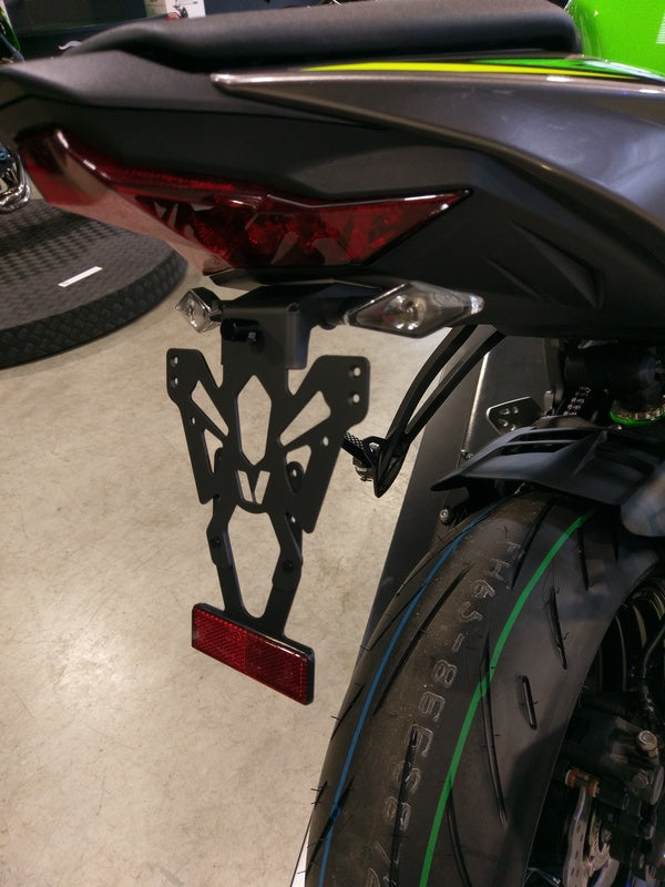 Portamatrículas Kawasaki ZX-6R negro V PARTS C8-SPK021