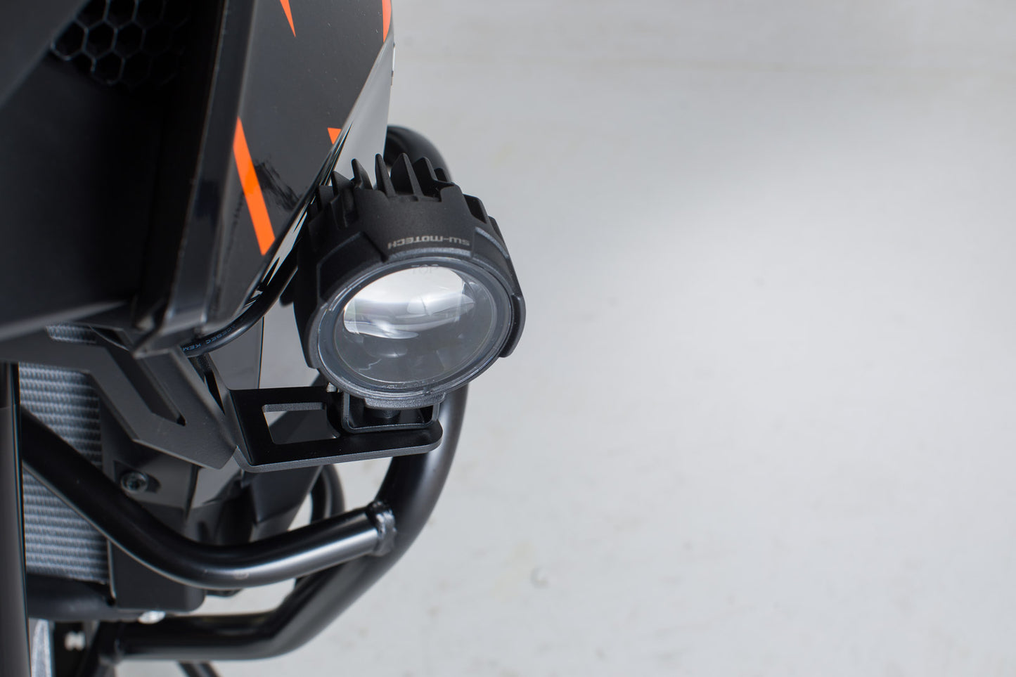 La luce SW-motech si monta nera. KTM 1050/1090 Adv., 1190 Adv./R.