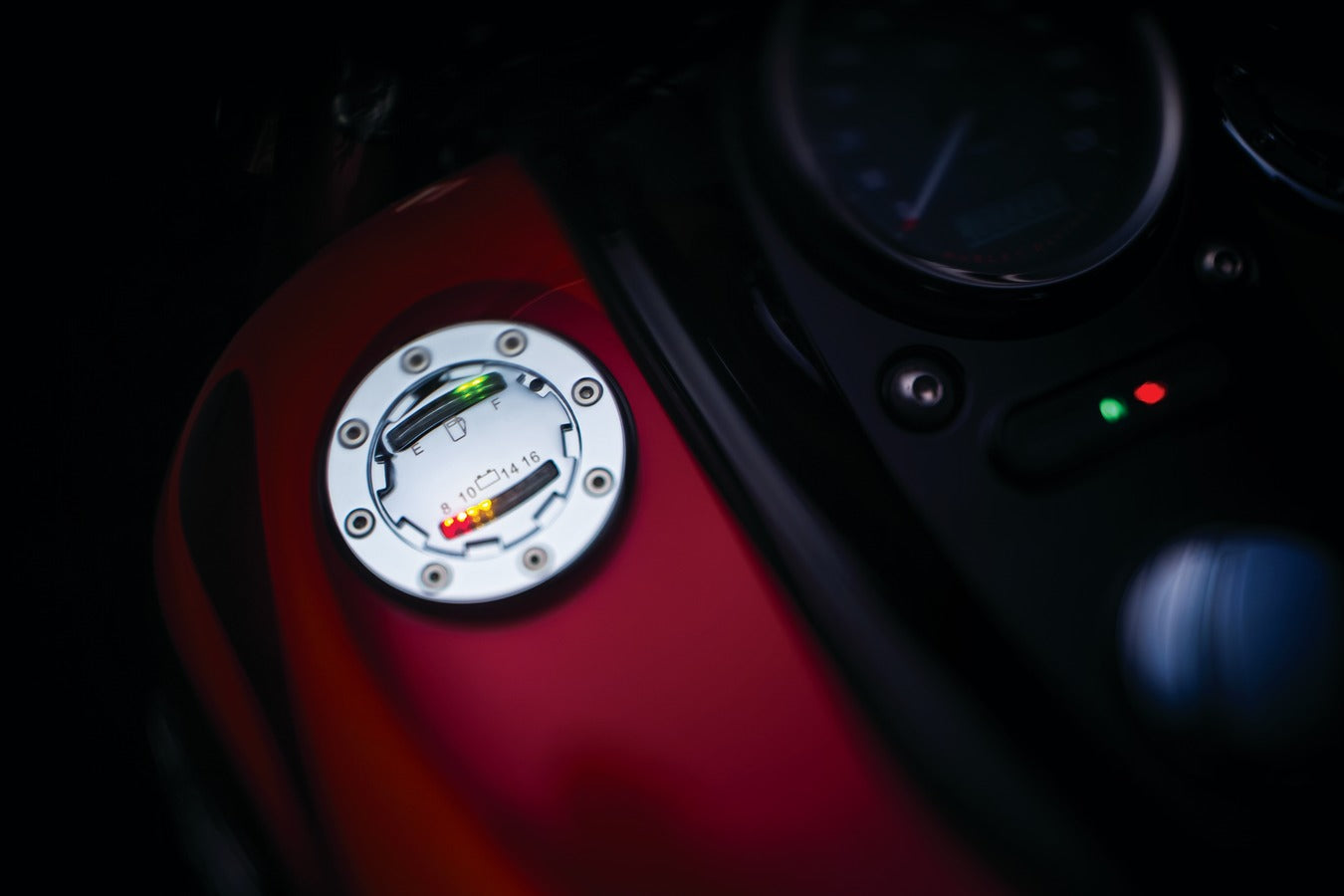 Tapon Combustible Para Harley-Davidson Kuryakyn Informer LED Fuel Battery Gauge