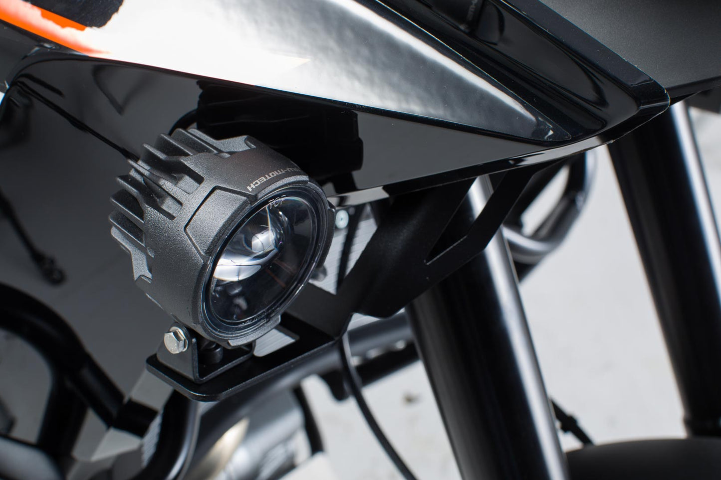 La luce SW-motech si monta nera. KTM 1050/1090 Adv., 1190 Adv./R.