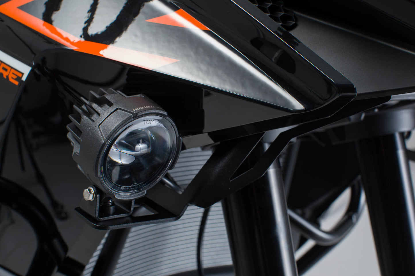 La luce SW-motech si monta nera. KTM 1050/1090 Adv., 1190 Adv./R.