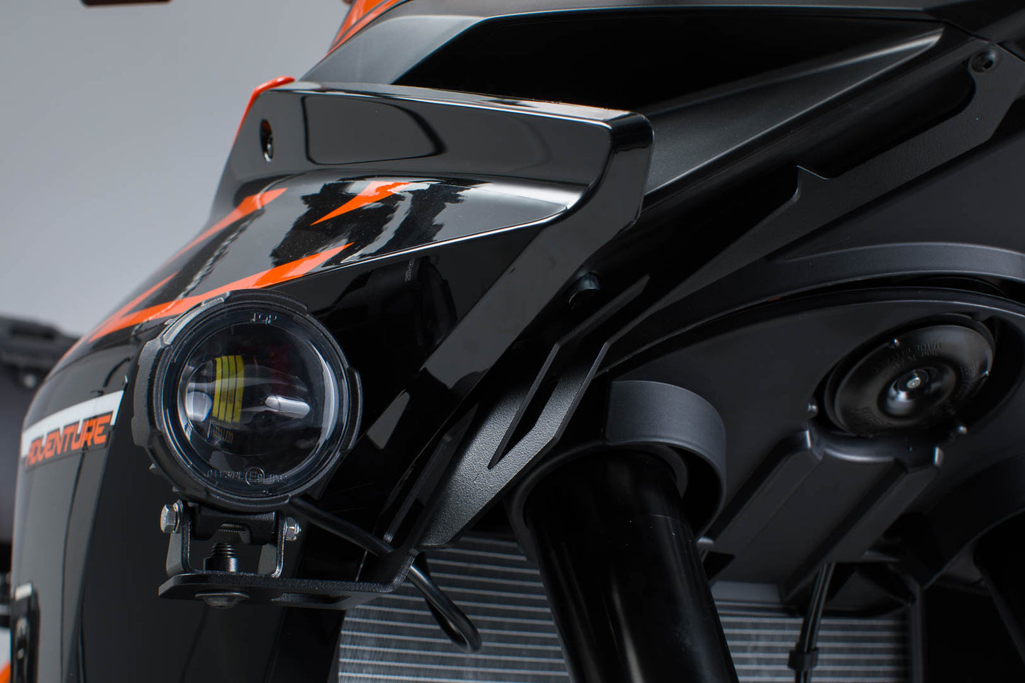 La luce SW-motech si monta nera. KTM 1050/1090 Adv., 1190 Adv./R.